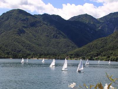 Veleggiando sul lago